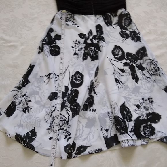 Halter pinup flare floral roses black white dress - Picture 5 of 7